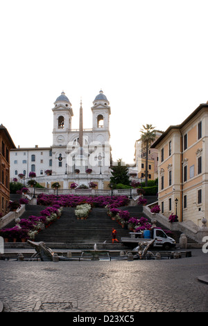 Rom, Italien, der Roman Trinita dei Monti Kirche an der spanischen Treppe Stockfoto