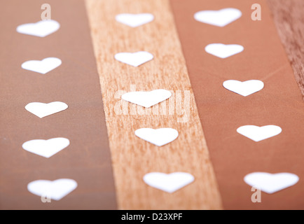 Herz-Form-Papper schneidet auf einem Hintergrund Studio gedreht Stockfoto