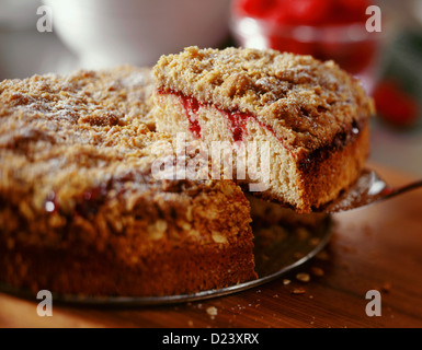 Einem Spatel unter Himbeere Kaffee Kuchen Stockfoto