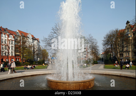 Berlin, Deutschland, Brunnen und Passanten am Viktoria-Luise-Platz Stockfoto