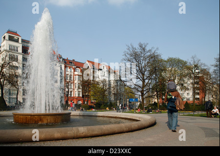 Berlin, Deutschland, Brunnen und Passanten am Viktoria-Luise-Platz Stockfoto