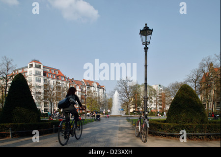 Berlin, Deutschland, ein Radfahrer auf dem Viktoria-Luise-Platz Stockfoto