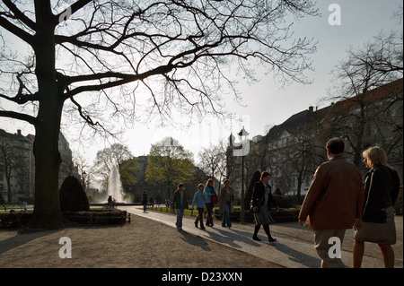 Berlin, Deutschland, Brunnen und Passanten am Viktoria-Luise-Platz Stockfoto