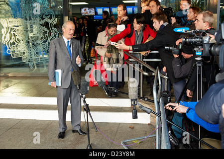 Press Complaints Commission Chairman Lord David Hunt (im Bild) spricht zu den Medien nach der Veröffentlichung der Leveson-Untersuchung Stockfoto