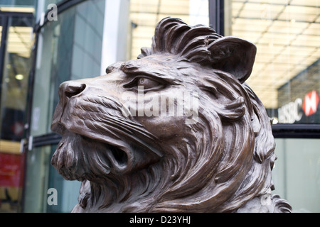 Bronze-Löwen bewachen in der Konzernzentrale der HSBC Gruppe in Canary Wharf London Stockfoto