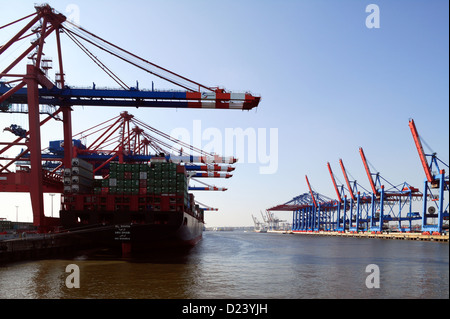 Hamburg, Deutschland, und Containerbruecken Containerschiff im Hamburger Hafen Stockfoto