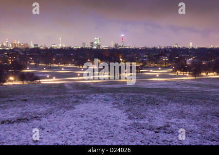 London, UK. 14. Januar 2013. Schnee liegt auf Primrose Hill vor der Morgendämmerung nach einer Ampel Abstauben in London, 14. Januar 2013. Bildnachweis: Herr Pics / Alamy Live News Stockfoto