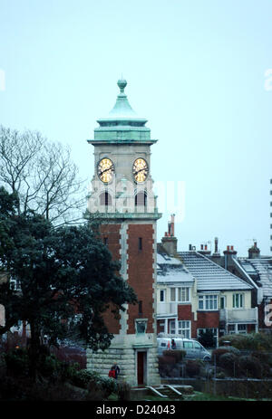 Brighton, Sussex UK 14. Januar 2013 - Schnee bedeckt Dächer in Queens Park Brighton nach eine leichte Abstauben von Schnee über Nacht Foto von Simon Dack/Alamy Live News Stockfoto