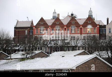 Brighton Sussex UK 14. Januar 2013 - schneebedeckte Dächer rund um die St Lukes School im Queens Park Brighton nach einer leichten Schneestäubung über Nacht Stockfoto