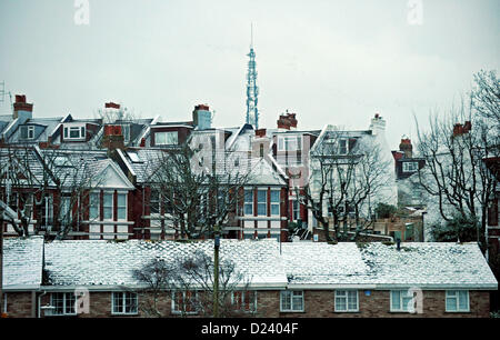 Brighton, Sussex UK bedeckt 14. Januar 2013 - Schnee Dächer am frühen Morgen in Queens Park Brighton nach eine leichte Abstauben von Schnee über Nacht Foto von Simon Dack/Alamy Live News Stockfoto