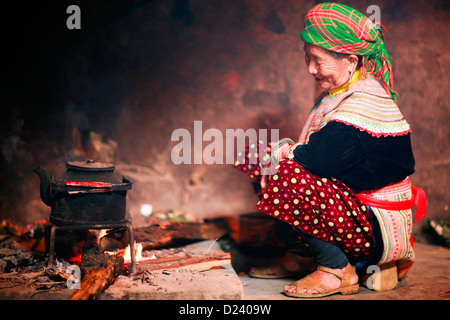 Flower Hmong Tribeswoman Zubereitung von Tee in ihrem Haus in der Nähe von Bac Ha in Nord-West-Vietnam, Asien. Stockfoto