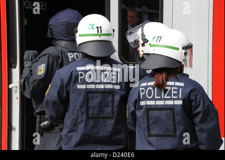 Am Bahnhof Karlsruhe-Durlach (Baden-Württemberg) am 20.09.2012 zwingt Aktion von der Bundespolizei und der nationalen Polizei des Landes Baden-Württemberg und Praxis gemeinsam den Polizeieinsatz gegen Risiko gewalttätigen Fan-Gruppen aus dem Fußball-Milieu bei tr Stockfoto