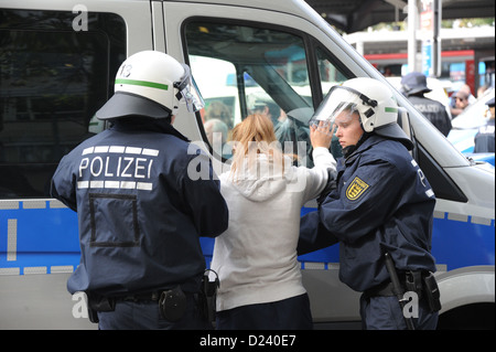 Am Bahnhof Karlsruhe-Durlach (Baden-Württemberg) am 20.09.2012 zwingt Aktion von der Bundespolizei und der nationalen Polizei des Landes Baden-Württemberg und Praxis gemeinsam den Polizeieinsatz gegen Risiko gewalttätigen Fan-Gruppen aus dem Fußball-Milieu bei tr Stockfoto