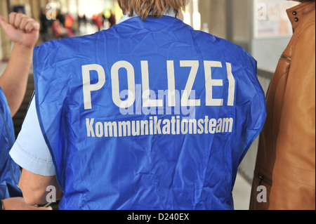 Am Bahnhof Karlsruhe-Durlach (Baden-Württemberg) am 20.09.2012 zwingt Aktion von der Bundespolizei und der nationalen Polizei des Landes Baden-Württemberg und Praxis gemeinsam den Polizeieinsatz gegen Risiko gewalttätigen Fan-Gruppen aus dem Fußball-Milieu bei tr Stockfoto