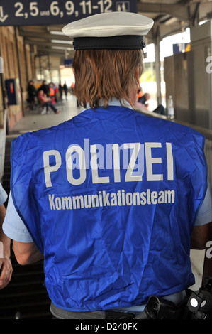 Am Bahnhof Karlsruhe-Durlach (Baden-Württemberg) am 20.09.2012 zwingt Aktion von der Bundespolizei und der nationalen Polizei des Landes Baden-Württemberg und Praxis gemeinsam den Polizeieinsatz gegen Risiko gewalttätigen Fan-Gruppen aus dem Fußball-Milieu bei tr Stockfoto