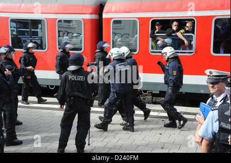 Am Bahnhof Karlsruhe-Durlach (Baden-Württemberg) am 20.09.2012 zwingt Aktion von der Bundespolizei und der nationalen Polizei des Landes Baden-Württemberg und Praxis gemeinsam den Polizeieinsatz gegen Risiko gewalttätigen Fan-Gruppen aus dem Fußball-Milieu bei tr Stockfoto