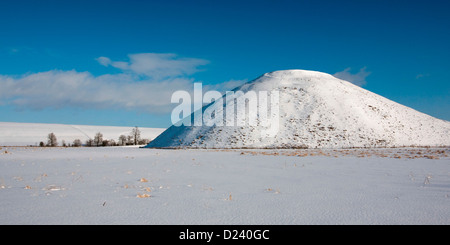 Neolithischen Silbury Hügel bedeckt im Schnee in der Nähe von Avebury, Wiltshire, England, UK. Stockfoto