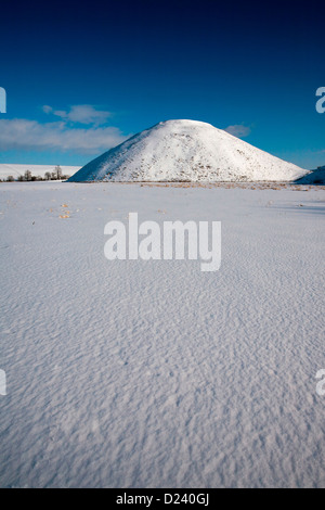 Neolithischen Silbury Hügel bedeckt im Schnee in der Nähe von Avebury, Wiltshire, England, UK. Stockfoto