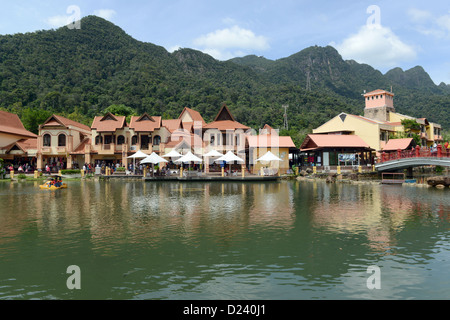 Blick auf das Oriental-Dorf auf der Insel Langkawi, Malaysia, 13. November 2012. Das Dorf mit einem künstlichen See befindet sich an der Unterseite des Mount Gunung Mat Chinchang, präsentiert von der Talstation der Seilbahn Langkawi und bietet auch viele Einkaufsmöglichkeiten für Touristen. Foto: Soeren Stache Stockfoto