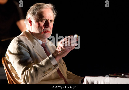 Schauspieler Josef Bierbichler führt auf der Bühne während der Foto-Proben für das Theaterstück "Der Tod in Venedig/Kindertotenlieder" ("Tod in Venedig/Lieder über den Tod von Kindern") im Theater am Lehniner Platz in Berlin, Deutschland, 10. Januar 2013. Das Spiel Premieren am 12. Januar 2013. Foto: Jörg Carstensen Stockfoto