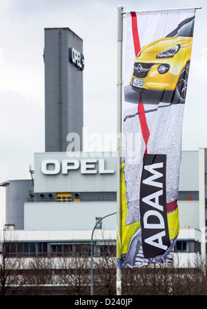 Eine Fahne mit Werbung für den neuen Opel Adam Wellen im Wind bei Opel in Eisenach, 10. Januar 2013. Die Serienproduktion von 3,70 m Stadtauto, Opel Adam hat offiziell am 10. Januar 2013 begonnen. 190 Millionen Euro investiert und die Erwartung ist das jüngste Opel-Werk mit 1,600 Mitarbeiter konstant zu stabilisieren. Foto: Michael Reichel Stockfoto