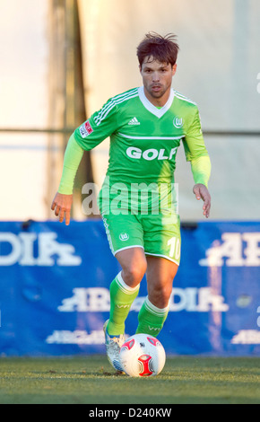 Wolfsburgs Diego spielt den Ball während des Test-Matches zwischen VfL Wolfsburg und Standard Lüttich im Arcadia-Stadion in Kadriye, Türkei. Wolfsburg gewann das Spiel 3: 1. Foto: Soeren Stache Stockfoto