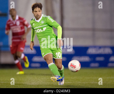 Wolfsburgs Diego spielt den Ball während des Test-Matches zwischen VfL Wolfsburg und Standard Lüttich im Arcadia-Stadion in Kadriye, Türkei. Wolfsburg gewann das Spiel 3: 1. Foto: Soeren Stache Stockfoto