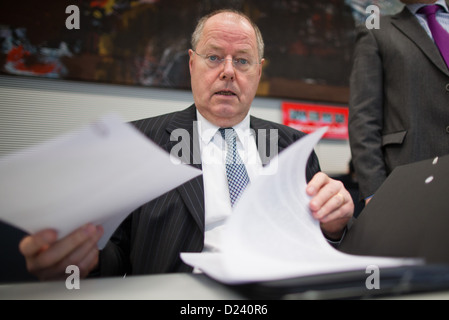 SPD-Kanzlerkandidat Peer Steinbrück erwartet Anfang der SPD-Bundestagsfraktion Konferenz in Berlin, Deutschland, 11. Januar 2013. Die zweitägige Konferenz der Sozialdemokraten konzentriert sich auf die Parlamentswahlen 2013. Foto: MICHAEL KAPPELER Stockfoto