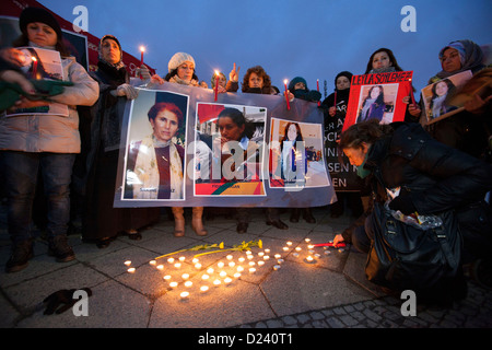 Demonstranten haben während einer Kundgebung in Berlin, Deutschland, 11. Januar 2013 Kerzen angezündet. Mehrere hundert Menschen nahmen an der Demonstration gegen die Ermordung von drei kurdischen AktivistInnen in Paris. Die Demonstration wurde von mehreren kurdischen Organisationen organisiert. Foto: FLORIAN SCHUH Stockfoto