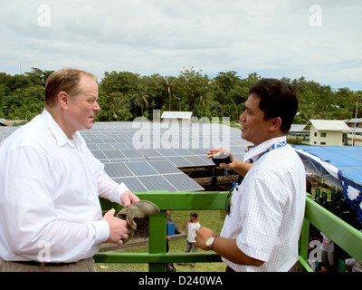 Bundesminister für wirtschaftliche Zusammenarbeit und Entwicklung Dirk Niebel besucht ein Solarkraftwerk in Bunaken, Indonesien, 11. Januar 2013. Die transparente nennt fälschlicherweise ihn "Minister für Wirtschaft und Entwicklung". Foto: CHRISTIANE OELRICH Stockfoto