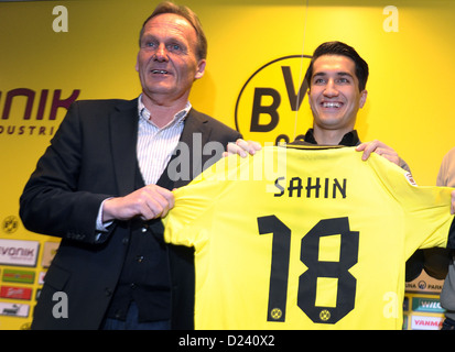 Managing Director von Bundesliga Fußballverein Borussia Dortmnd (BVB), Hans-Joachim Watzke (L), präsentiert der Verein Neuanschaffung Nuri Sahin (R) auf einer Pressekonferenz in Dortmund, Deutschland, 11 Jauary 2013. Nuri Sahin zu Real Madrid nach der Bundesliga-Saison 2010/2011 übertragen, wurde dann auf Aloan Zauber von Real Madrid zum FC Liverpool und jetzt zurück nach Dortmund. Foto: DANIEL NAUPOLD Stockfoto