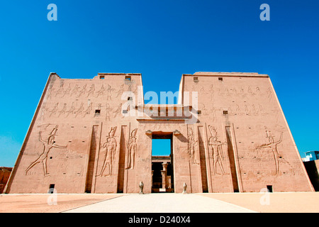Der Tempel des Horus am Westufer des Nils in Edfu in Ägypten. Stockfoto