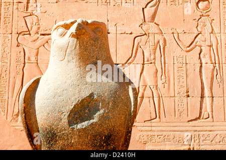 Der Tempel des Horus am Westufer des Nils in Edfu in Ägypten. Stockfoto