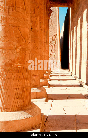 Der Tempel des Horus am Westufer des Nils in Edfu in Ägypten. Stockfoto