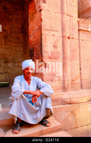 Porträt eines ägyptischen Guides auf den Tempel des Horus am Westufer des Nils in Edfu in Ägypten. Stockfoto