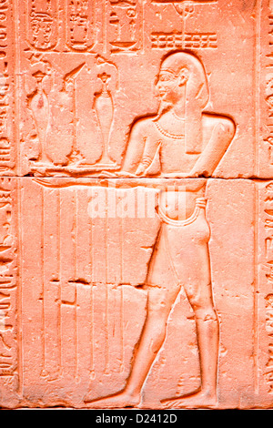 Der Tempel des Horus am Westufer des Nils in Edfu in Ägypten. Stockfoto
