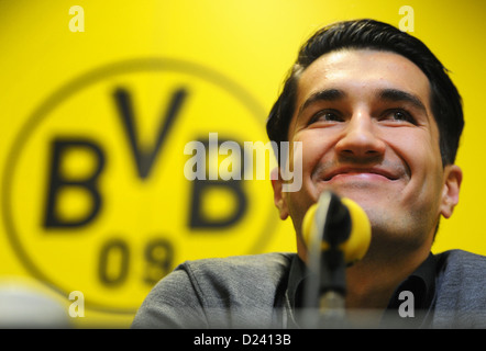 Profi-Fußballer Nuri Sahin präsentiert sich als die Neuanschaffung von Bundesliga Fußballverein Borussia Dortmund auf einer Pressekonferenz in Dortmund, Deutschland, 11 Jauary 2013. Nuri Sahin zu Real Madrid nach der Bundesliga-Saison 2010/2011 übertragen, wurde dann auf Aloan Zauber von Real Madrid zum FC Liverpool und jetzt zurück nach Dortmund. Foto: DANIEL NAUPOLD Stockfoto