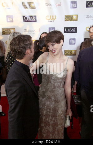 Schauspielerin Anne Hathaway und Ehemann Adam Shulman erreichen die 18. Annual Critics' Choice Awards an The Barker Aufhänger in Santa Monica, USA, am 10. Januar 2013. Foto: Hubert Boesl/dpa Stockfoto