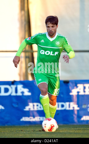 Wolfsburgs Diego spielt den Ball während des Test-Matches zwischen VfL Wolfsburg und Standard Lüttich im Arcadia-Stadion in Kadriye, Türkei. Wolfsburg gewann das Spiel 3: 1. Foto: Soeren Stache Stockfoto