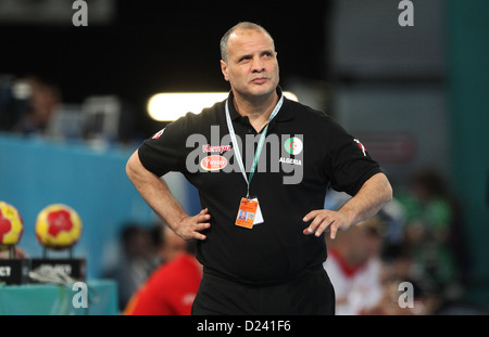 Algeriens Trainer Salah Bouchekriou reagiert während der Herren Handball-WM wichtigsten Vorrundenspiel Spanien Vs Algerien in Madrid, Spanien, 11. Januar 2013. Spanien gewann 27: 14. Foto: Fabian Stratenschulte/dpa Stockfoto