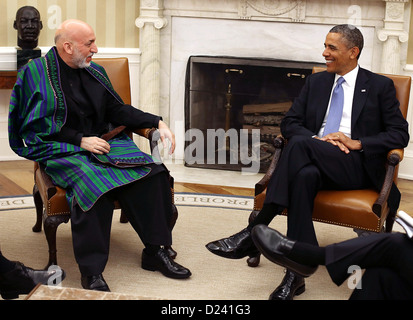 US-Präsident Barack Obama, richtig, trifft sich mit Präsident Hamid Karzai in Afghanistan, links im Oval Office im Weißen Haus, 11. Januar 2013 in Washington, DC. Karzai ist bei einem Besuch in Washington, der kontinuierliche Übergang in Afghanistan und die Partnerschaft zwischen den beiden Nationen zu diskutieren... Bildnachweis: Mark Wilson / Pool über CNP Stockfoto