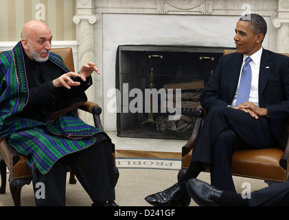 US-Präsident Barack Obama, richtig, trifft sich mit Präsident Hamid Karzai in Afghanistan, links im Oval Office im Weißen Haus, 11. Januar 2013 in Washington, DC. Karzai ist bei einem Besuch in Washington, der kontinuierliche Übergang in Afghanistan und die Partnerschaft zwischen den beiden Nationen zu diskutieren... Bildnachweis: Mark Wilson / Pool über CNP Stockfoto