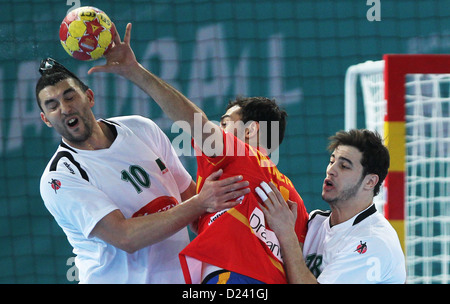 Von Daniel Sarmiento Melian (C) Spanien ist von Saci Boultif (L), der seine Brille verliert, und Hichem Kaabache (R) Algerien während der Herren Handball-WM wichtigsten Vorrundenspiel Spanien Vs Algerien in Madrid, Spanien, 11. Januar 2012 blockiert. Spanien gewann 27: 14. Foto: Fabian Stratenschulte/dpa Stockfoto