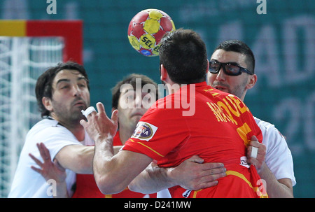 Saci Boultif (R) Algerien blockiert Jorge Maqueda Peña (2. R) während der Herren Handball-WM-Hauptrunde Spiel Spanien gegen Algerien in Madrid, Spanien, 11. Januar 2012. Spanien gewann 27: 14. Foto: Fabian Stratenschulte/dpa Stockfoto