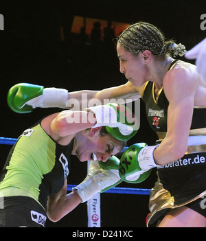 Rola El-Halabi (L) und Italiens Lucia Morelli kämpfen für die vakanten World Boxing Federation Frauen? s World Lightweight Titel bei Ratiopharm Arena in Neu-Ulm, Deutschland, 12. Januar 2013. Morelli gewann. Foto: Stefan Puchner Stockfoto