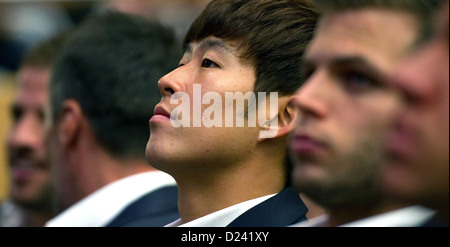 Hamburgs Son Heung-Min (C) sitzt bei einigen seiner Teamkollegen während der Hamburger SV (HSV) Generalversammlung in Hamburg, Deutschland, 13. Januar 2013. Foto: Axel Heimken Stockfoto