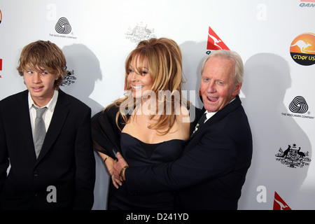 Schauspieler Paul Hogan (R-l), Linda Kozlowski und ihr Sohn Chance teilnehmen der G'Day USA Los Angeles Black Tie Gala im Hotel JW Marriott in Los Angeles, USA, am 12. Januar 2013. Foto: Hubert Boesl/dpa Stockfoto