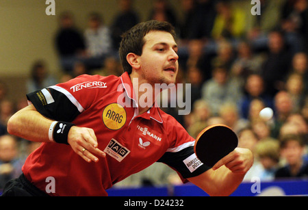 Düsseldorfer Timo Boll spielt gegen Werder Crisan (nicht im Bild) bei den Herren deutsche Bundesliga Runde Tischtennis Borussia Duesseldorf Vs Werder Bremen im Sporthalle Tegelsbarg in Hamburg, Deutschland, 12. Januar 2013. Foto: Angelika Warmuth Stockfoto