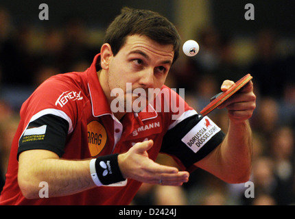 Düsseldorfer Timo Boll spielt gegen Werder Crisan (nicht im Bild) bei den Herren deutsche Bundesliga Runde Tischtennis Borussia Duesseldorf Vs Werder Bremen im Sporthalle Tegelsbarg in Hamburg, Deutschland, 12. Januar 2013. Foto: Angelika Warmuth Stockfoto