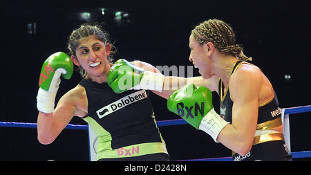 Rola El-Halabi (L) und Italiens Lucia Morelli kämpfen für die vakanten World Boxing Federation Frauen? s World Lightweight Titel bei Ratiopharm Arena in Neu-Ulm, Deutschland, 12. Januar 2013. Morelli gewann. Foto: Stefan Puchner Stockfoto